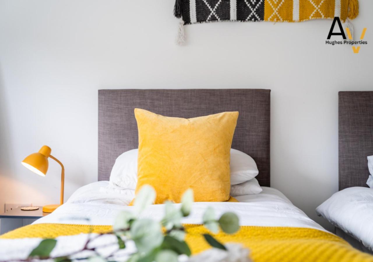 Stylish One-Bedroom Apartment - Free Wi-Fi, 4 Mins From Station, Perfect For Business Stays By Av Hughes Properties Milton Keynes Exterior foto