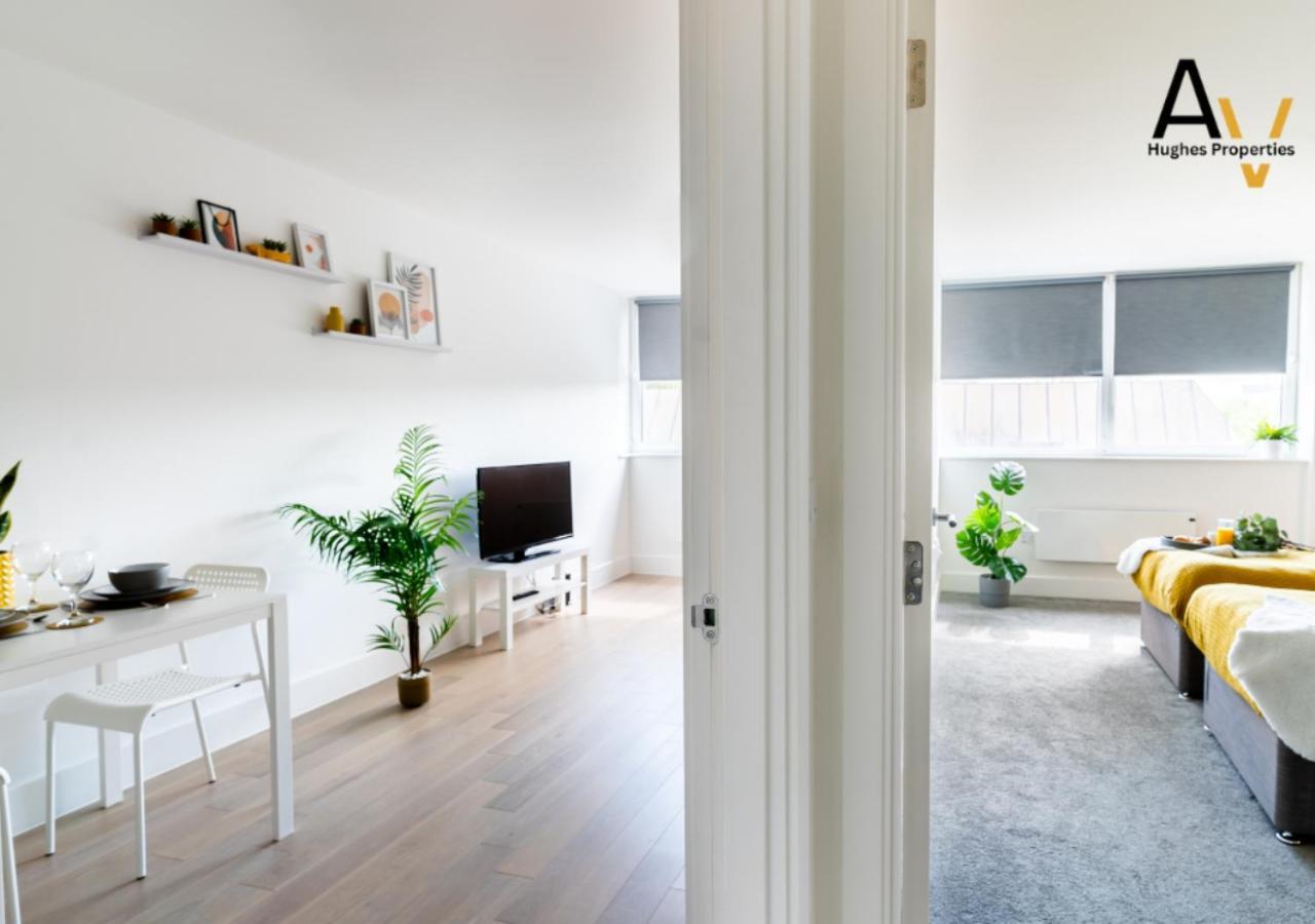 Stylish One-Bedroom Apartment - Free Wi-Fi, 4 Mins From Station, Perfect For Business Stays By Av Hughes Properties Milton Keynes Exterior foto